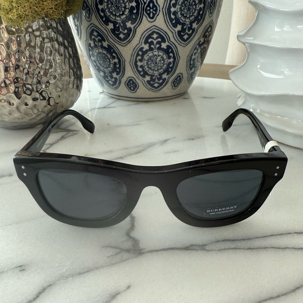 NWT Burberry Eyewear Sidney 
oversize frame sunglasses no case - Picture 3 of 7